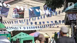 Poster dan atribut penyambutan Habib Rizieq menghiasi Jalan Petamburan III, Jakarta, Senin (9/11/2020). Seperti diketahui, Habib Rizieq Shihab dijadwalkan tiba di Indonesia pada Selasa (10/11) besok pukul 09.00 WIB setelah 3 tahun tinggal di Arab Saudi. (merdeka.com/Iqbal S. Nugroho)