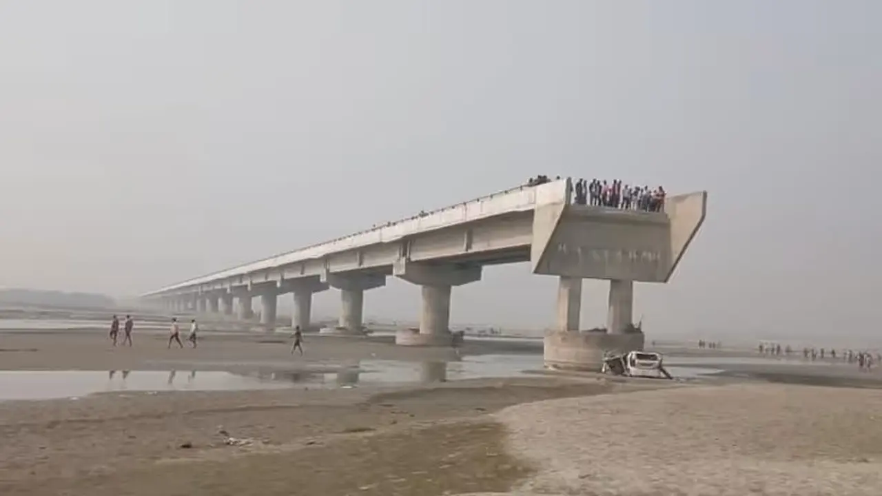 Pihak berwenang India tengah menyelidiki kematian tiga orang pria yang dilaporkan terjatuh dari jembatan yang belum rampung saat mengikuti rute di Google Maps. (X/@jsuryareddy)