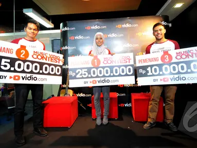 Juara Music Video Contest yang diselenggarakan oleh Vidio.com berpose bersama di markas Vidio.com, Jakarta, Jumat (30/1/2015). (Liputan6.com/Faisal R Syam)