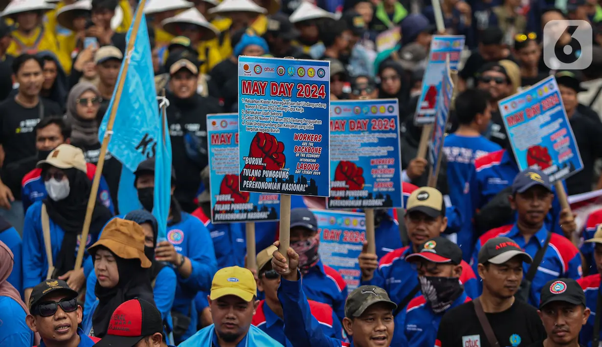 Buruh dari berbagai aliansi melakukan aksi damai dalam rangka peringatan May Day atau Hari Buruh Internasional di kawasan Patung Kuda, Jakarta, Rabu (1/5/2024). (Liputan6.com/Angga Yuniar)