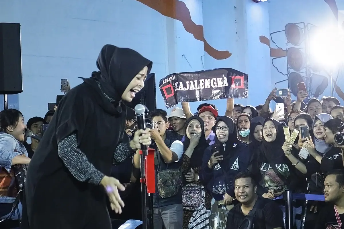 Kotak Band Manggung di Indahnya Keramaian Senja Terowongan Kendal Jakarta