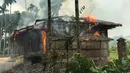 Salah satu rumah yang terbakar di desa Gawdu Zara, negara bagian Rakhine utara, Myanmar, (7/9). Seorang wartawan melihat api membakar rumah di desa yang ditinggalkan oleh Muslim Rohingya. (AP Photo)