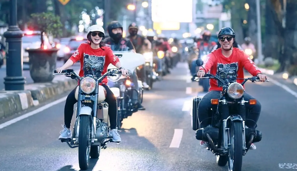 Gowes naik sepeda Brompton dan sepeda balap mewah menjadi salah satu aktivitas Wika Salim mengisi waktu luang bersama teman-temannya. Momen seperti ini pun ia unggah dalam media sosial yang membuat penggemarnya terpesona. (Liputan6.com/IG/@wikasalim)