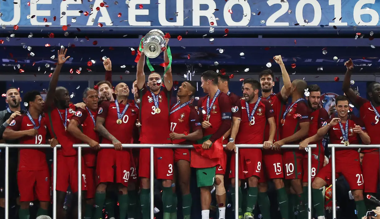 Portugal mengulangi kejutan?. Situasi serupa di Euro 2016 kini menaungi kubu Portugal. Saat juara edisi 2016, Portugal juga lolos sebagai peringkat ke-3 terbaik ke 16 Besar. Cristiano Ronaldo juga mencetak 2 gol di laga terakhir grup versus Hongaria dengan hasil 3-3. (Foto: AFP/Valery Hache)