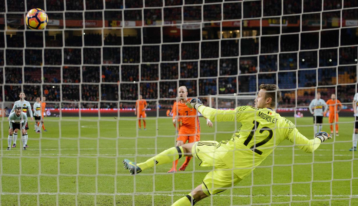 Pemain Belanda, Davy Klaassen (tengah) mencetak gol lewat penalti pada laga persahabatan melawan Belgia di Amsterdam ArenA stadium, Amsterdam, (9/11/2016). (EPA/Jasper Ruhe)