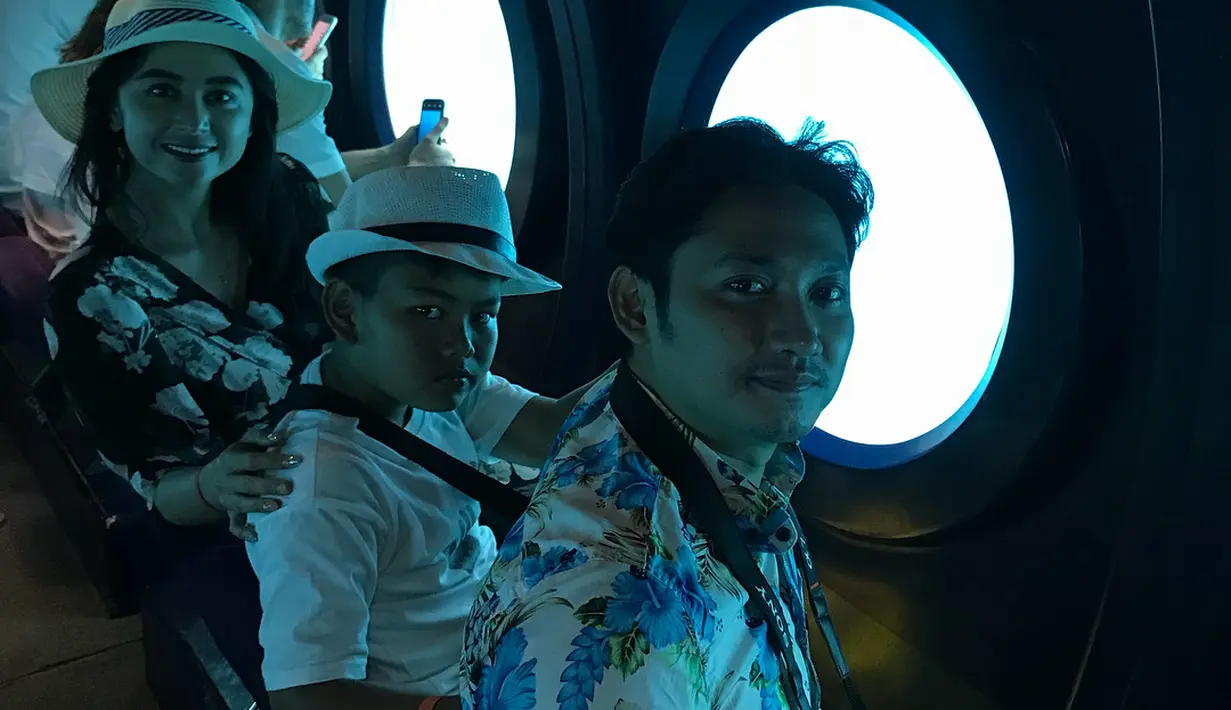 "Ini kita menyelam pake kapal selam, dg kedalaman 30 meter. Seharian ini cukup melelahkan tapi sangat memuaskan seruuuu alhamdulillah ❤️🙏🏻 #maldives #holidaytime #day3 #honeymoonvilla," tulisnya. (Instagram/dewiperssikreal)