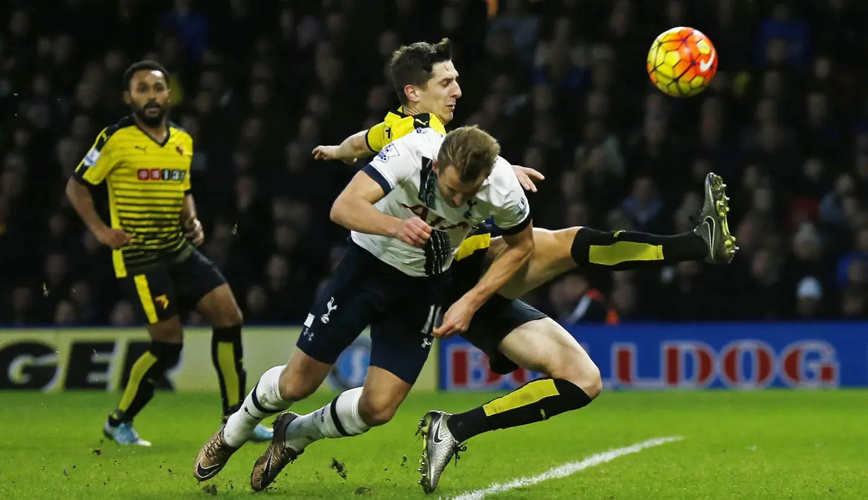  Pemain Tottenham, Harry Kane  berebut bola dengan pemain Watford, Craig Cathcart (kanan) pada lanjutan Liga Premier Inggris di Stadion Vacarage Road, Inggris, Selasa (29/12/2015) dini hari WIB. Spurs menang 2-1. (Reuters/Eddie Keogh)