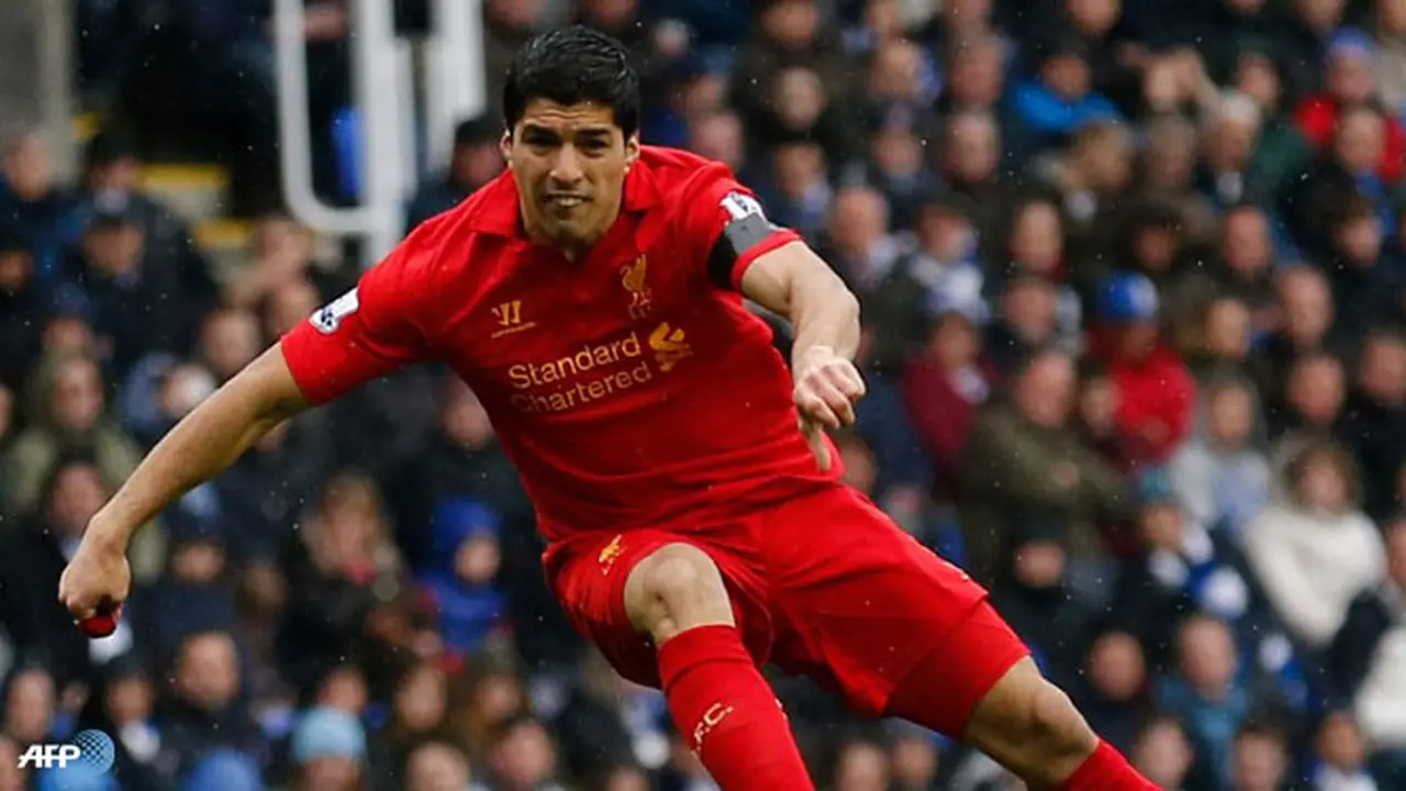 luis-suarez-bertahan-130505b.jpg