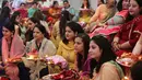 Wanita Hindu yang sudah menikah berkumpul melakukan ritual selama festival Karva Chauth di Jammu,  Kamis (17/10/2019). Selama festival, wanita-wanita yang sudah menikah di India berpuasa sepanjang hari dan memohon umur panjang serta keselamatan untuk suami mereka. (AP/Channi Anand)