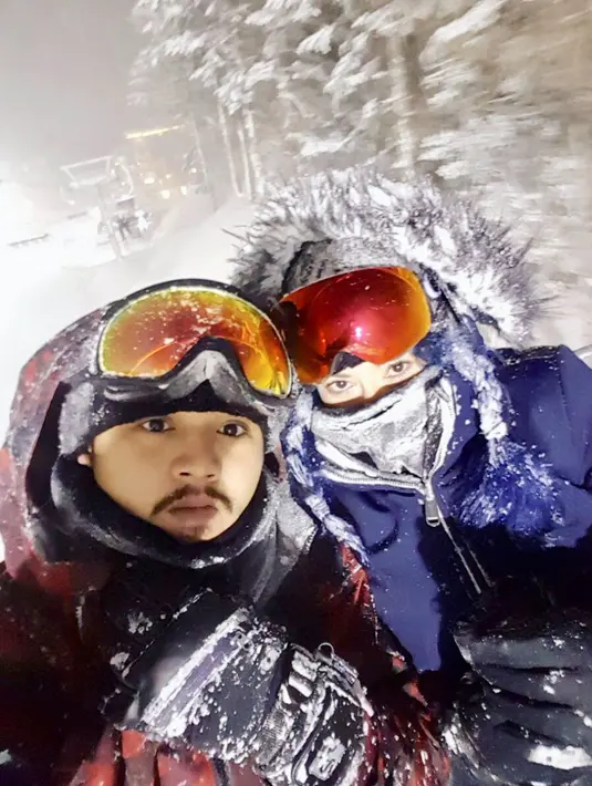 Saat berlibur ke Jepang, Derby Romero dan Claudia Adinda sempat terjebak badai salju dengan suhu minus 11 derajat celcius. (Foto: instagram.com/miss_adinda_mae)