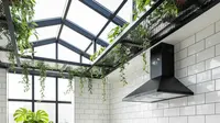 10 Model Dapur Mungil Tropis Tanpa Kabinet Atas dengan Pencahayaan Atap Kaca, Estetik Hemat Listrik