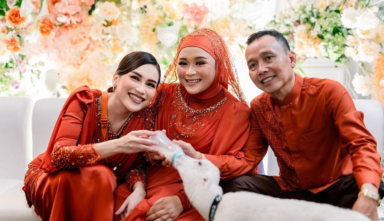 Momen kocak diperlihatkan Ayu Ting Ting dan ayah Ojak. Mereka asyik memberikan susu kepada seekor kambing. (Foto: Instagram/@syifaasyifaaa)