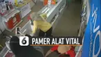 Terekam kamera Cctv pria pamer alat vital masuk toko. Hal itu membuat beberapa karyawati takut dan kabur lewat etalase.