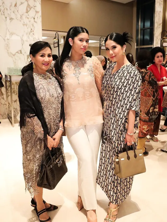 Bak Kakak-Adik, 6 Gaya Annisa Pohan Hadiri Acara Fashion Show Bareng Sang Putri Almira Tunggadewi Yudhoyono yang Sudah Remaja