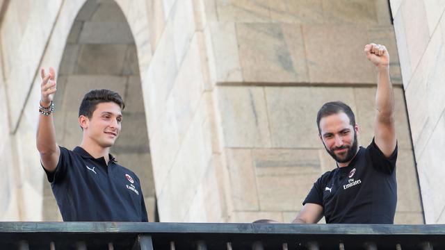 Gonzalo Higuain dan Mattia Caldara