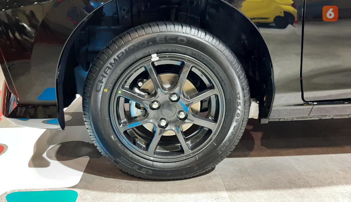 Sektor kaki-kaki mendapatkan velg multi-spoke ring 14 dengan kelir gunmetal yang dibalut dengan ban 175/65R14. Sektor pengereman di mobil ini menggunakan rem cakram di roda depan dan rem tromol untuk roda belakang.
