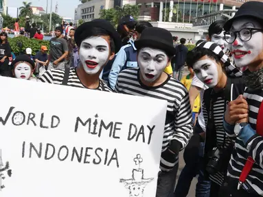Komunitas Pantomim saat beraksi di CFD, Jakarta, Minggu (19/3). Aksi komunitas tersebut untuk memperingati World Mime Day 2017 yang jatuh setiap tanggal 22 Maret. (Liputan6.com/Angga Yuniar)