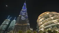 Burj Khalifa, bangunan tertinggi di dunia, diterangi untuk merayakan sepuluh tahun pembangunannya di Dubai pada 4 Desember 2020. (Giuseppe CACACE / AFP)