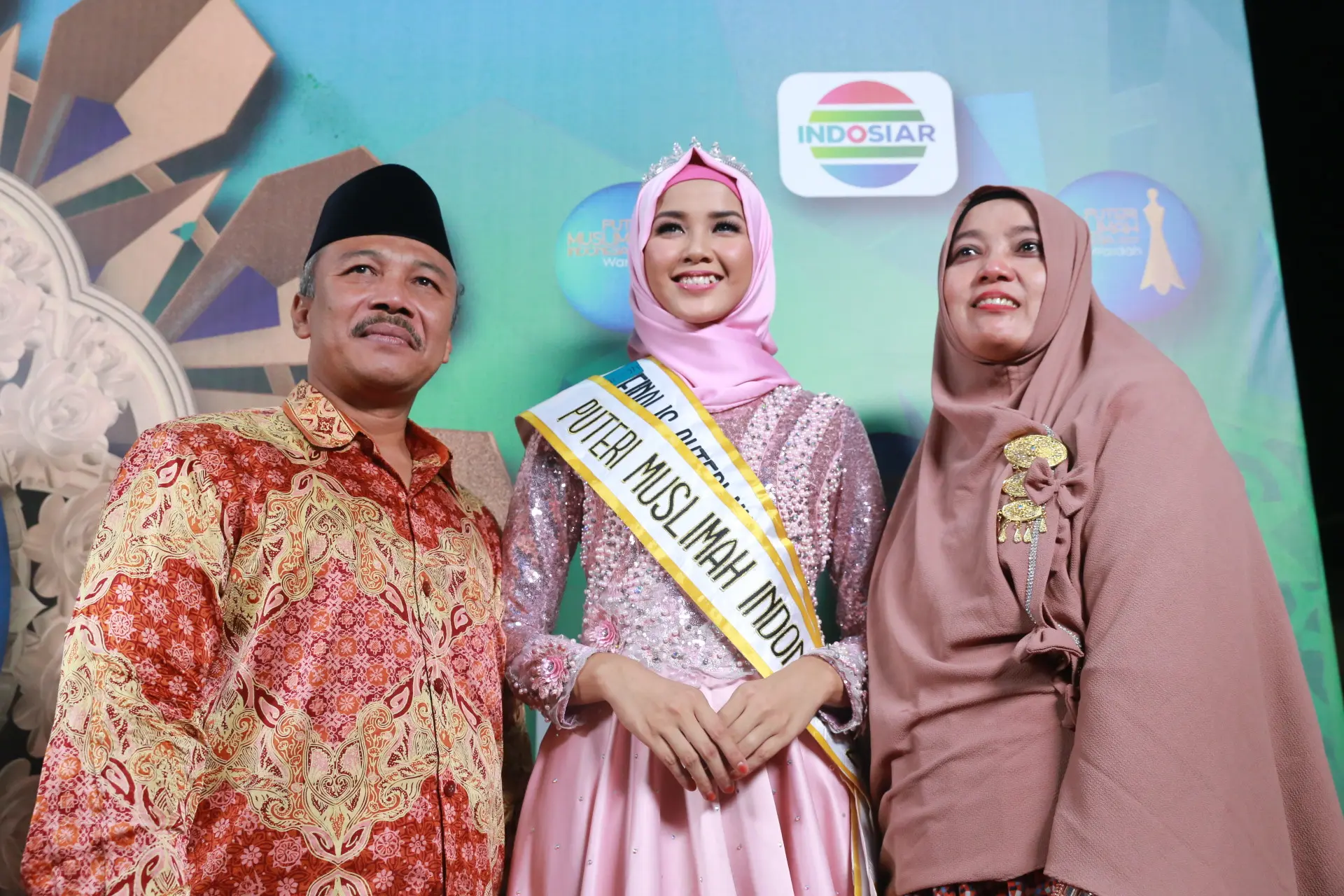 Syifa Fatimah, juara Puteri Muslimah Indonesia 2017 bersama kedua orangtuanya. (Adrian Putra/Bintang.com)