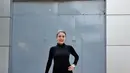 Nikita Mirzani disambut presenter Fenny Rose untuk syuting sebuah acara seusai bebas dari Rutan Pondok Bambu, Jakarta, Senin (30/3/2015). (Liputan6.com/Panji Diksana) 