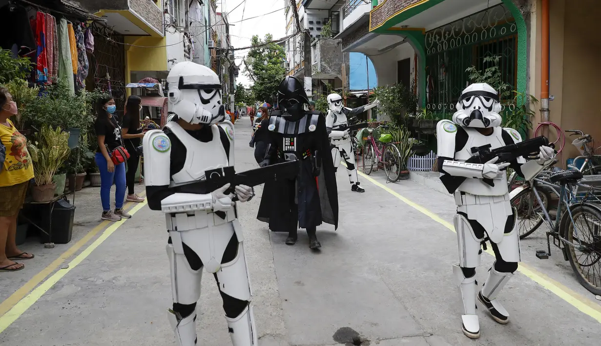 Anggota kelompok pemuda dalam kostum Star Wars menghibur warga di Malabon, Metro Manila, Filipina, Kamis (30/4/2020). Kelompok pemuda berkostum Star Wars menghibur warga selama karantina berkelanjutan akibat COVID-19 serta mengingatkan mereka agar tetap di rumah. (AP Photo/Aaron Favila)