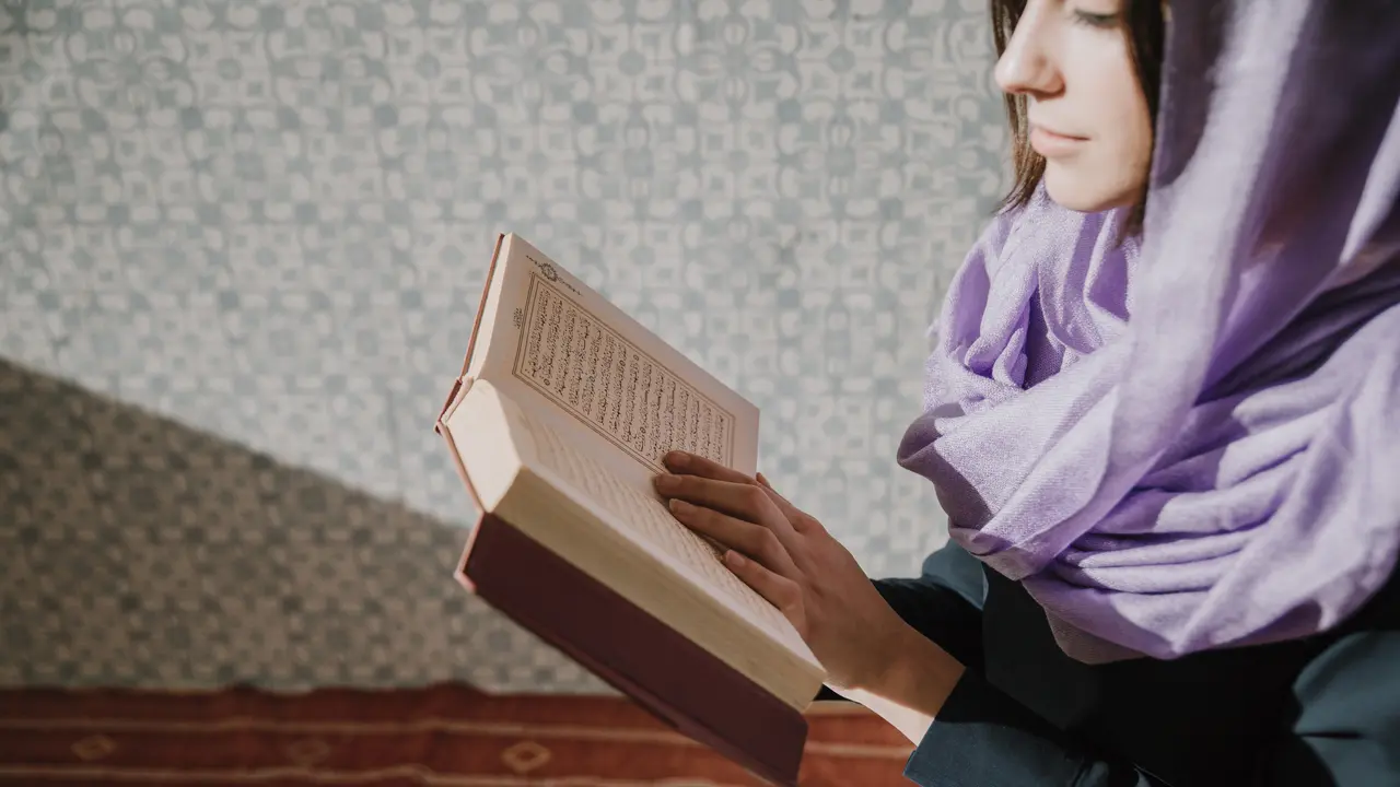Ilustrasi perempuan muslim, belajar ilmu agama