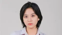 Member JKT48 yang memiliki slogan 'si gadis tomboi dengan semangat meletup-letup' ini tampil totalitas dalam memerankan Ancika. Karakter Ancika di buku Pidi Baiq berambut pendek maka Zee pun tak ragu untuk tampil dengan rambut pendek juga. (Liputan6.com/IG/jkt48.zee)