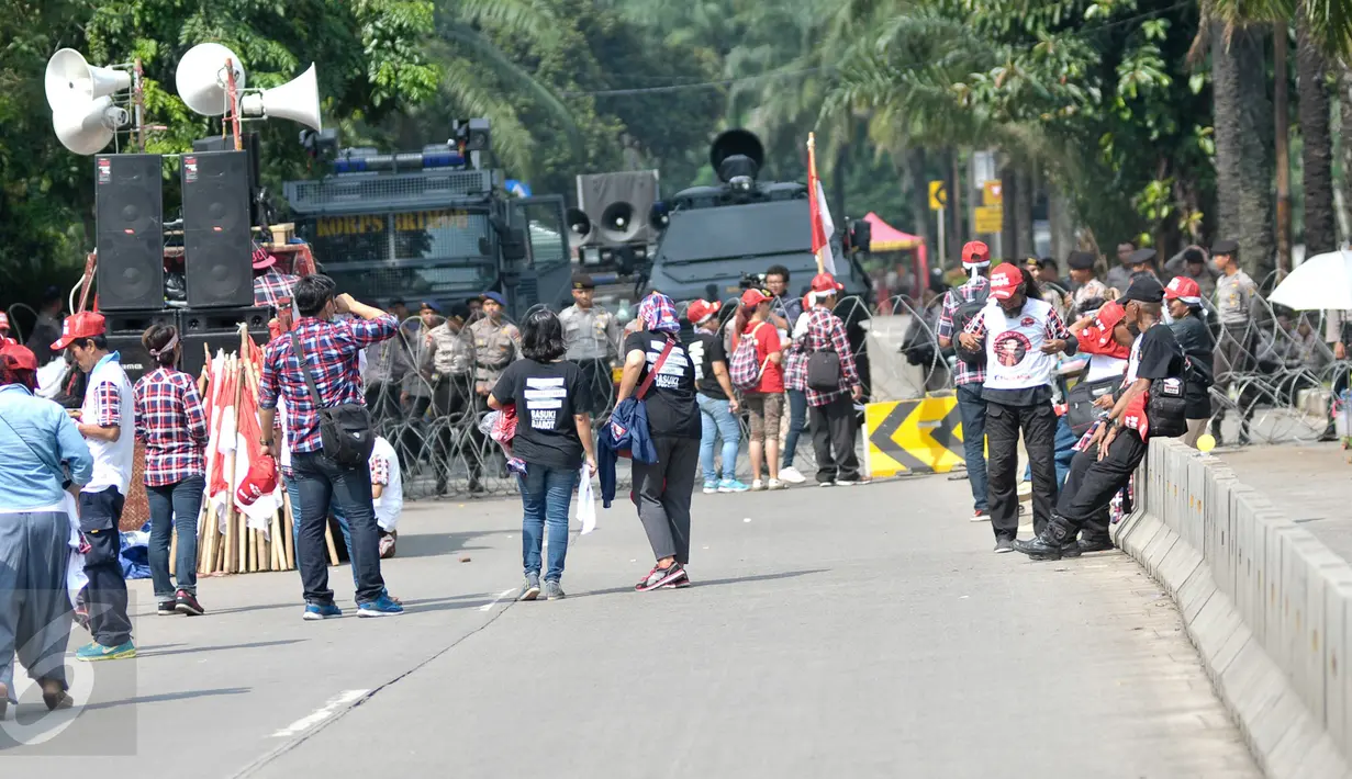 Massa pro Basuki Tjahaja Purnama (Ahok) mengawal sidang lanjutan kasus dugaan penodaan agama di depan Kementerian Pertanian, Jakarta, Kamis (20/4). Sidang pembacaan tuntutan digelar sehari setelah pemungutan suara Pilkada DKI. (Liputan6.com/Yoppy Renato)