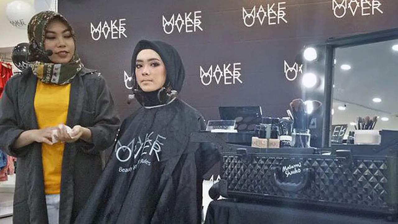 Rere Queen sebagai MUA di acara Beauty Class Make Over di a&r Indonesia store © Vemale.com