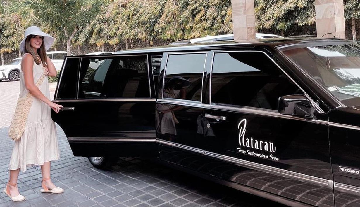 <p>Nia Ramadhani saat menaiki mobil limousine yang mengantarnya jalan-jalan. Gayanya yang terkesan simpel pun jadi terlihat elegan saat menaiki mobil sedan beruang lega berwarna hitam ini. (Instagram/ramadhaniabakrie)</p>