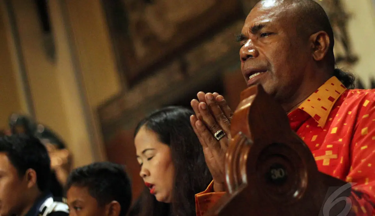 Seorang jemaat terlihat khusyuk mengikuti ibadah Misa Natal di Gereja Katedral, Jakarta, Kamis (25/12/2014). (Liputan6.com/Faizal Fanani)