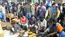 Sejumlah sukarelawan menyiapkan makanan dalam aksi unjuk rasa di perbatasan Delhi-Haryana Singhu di India (9/12/2020). Para petani juga mengancam akan meningkatkan aksi mereka dengan memblokir jalan-jalan raya utama yang menghubungkan kota-kota terdekat dengan ibu kota negara tersebut. (Xinhua/Str)