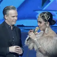 Di atas panggung HUT Indosiar ke-22, Syahrini minta dibuatkan lagu oleh Rick Price.