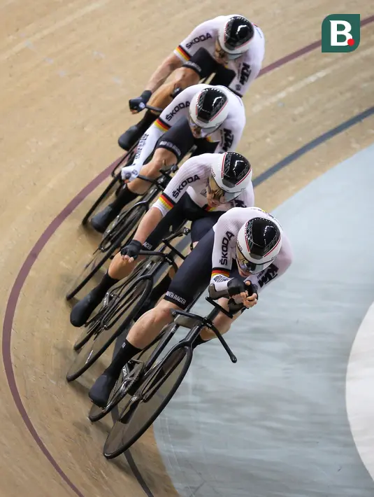 Tim balap sepeda Jerman berkompetisi pada babak kualifikasi nomor team pursuit putra UCI Track Nation Cup 2023 yang berlangsung di Jakarta International Velodrome, Rawamangun, Jakarta, Kamis (23/2/2023). (Bola.com/Bagaskara Lazuardi)