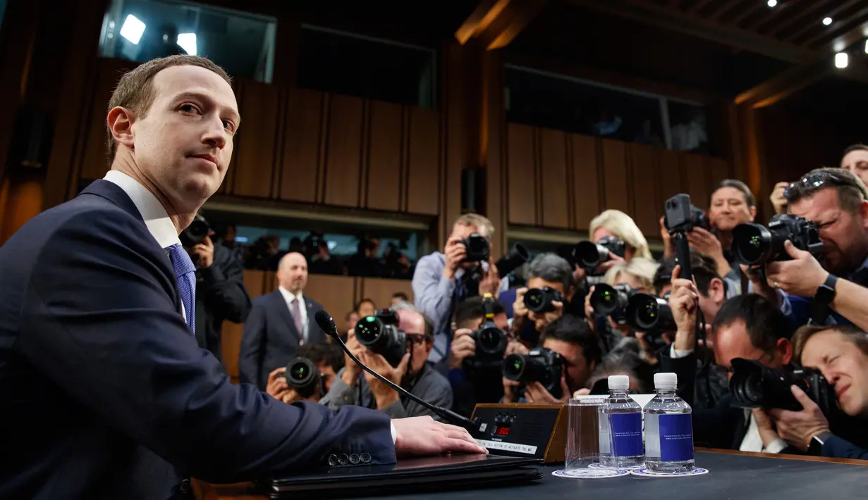 CEO Facebook Mark Zuckerberg memenuhi panggilan untuk bersaksi di hadapan Komite Senat Amerika Seriikat di Capitol Hill, Washington, Senin (10/4). Zuckerberg menghadap Kongres untuk memberikan kesaksian mengenai kebocoran data Facebook (AP/Carolyn Kaster)