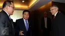 Ketua DPR Setya Novanto (kedua kanan) berbincang dengan Ketua Senat Swiss Claude Heche (kanan) yang mengunjungi Kompleks Parlemen Senayan, Jakarta, Rabu (18/11). Pertemuan membahas hubungan antara Indonesia-Swiss.(Liputan6.com/JohanTallo)