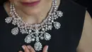 Karyawan Sotheby memamerkan kalung berlian Harry Winston sekitar tahun 1973 selama pratinjau di Sotheby, Jenewa, Swiss, Kamis (6/5/2021). Kalung ini berbentuk pir dengan berat 3,77 - 20,72 karat yang mewakili total 280 karat, diperkirakan terjual 1,5 - 2,5 USD. (Martial Trezzini/Keystone via AP)