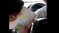 Tak Percaya Google Maps, Pria Ini Andalkan Atlas untuk Bepergian Keluar Kota (TikTok @viktor_campina)