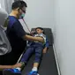 Dokter Desman Siahaan melakukan pemeriksaan pasien anak yang menderita infeksi saluran pernafasan akut (ISPA) di Klinik BPJS Prima Husada, Depok, Jawa Barat, Rabu (16/8/2023). Sejumlah klinik kesahatan dan rumah sakit di kawasan Jabodetabek merasakan adanya kenaikan kasus ISPA di tengah buruknya udara Jabodetabek. (merdeka.com/Arie Basuki)