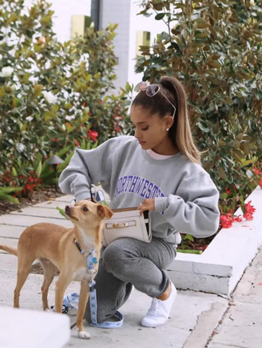 "Saya sangat senang akhirnya penggemar dapat menikmati sensasi wewangian baru dari parfum Ari. Mereka sangat antusias datang dan membelinya. Terima Kasih," ungkap Ariana. (instagram/Bintang.com)