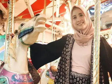 Fanny Fabriana memutuskan untuk mantap menggunakan hijab pada pertengah bulan Mei 2019. Ia juga mengunggah saat mentap berhijab di akun Instagram pribadinya. (Liputan6.com/IG/@fannyfabriana)