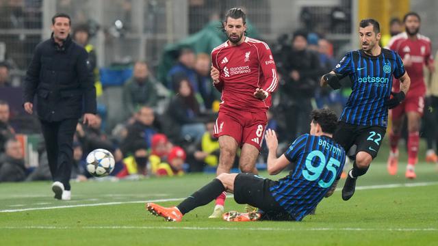 Pemain Liverpool, Dominik Szoboszlai, ditekel pemain Inter Milan, Alessandro Bastoni