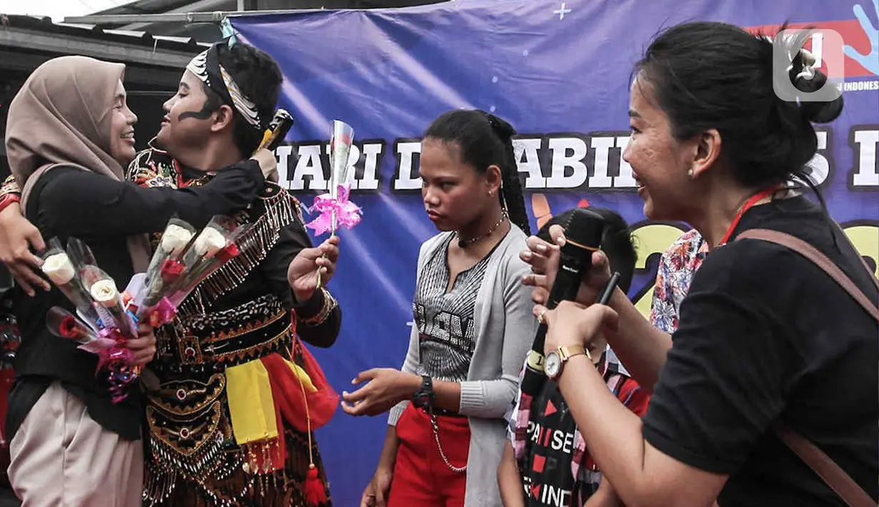 Para disabilitas itu sangat antusias menyambut kedatangan Atiqoh. (Liputan6.com/Herman Zakharia)