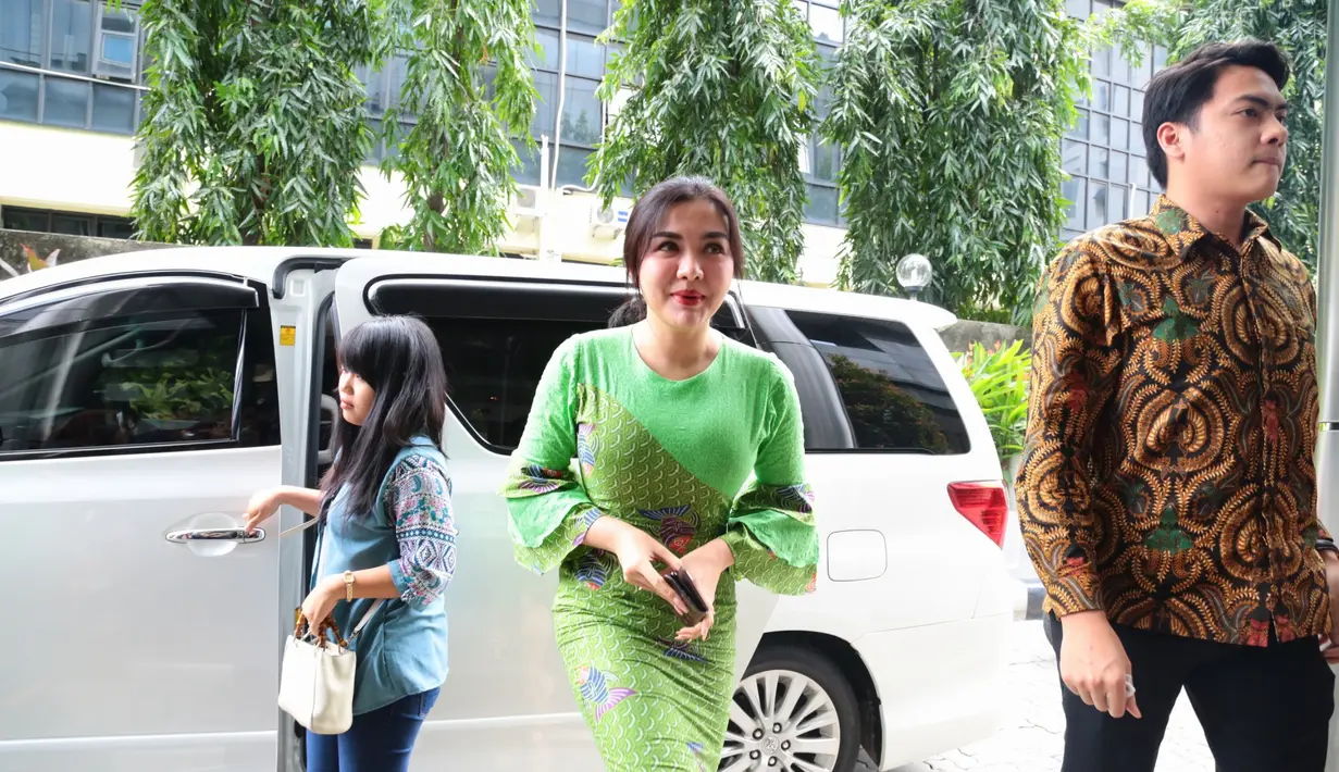 "Enggak, saya enggak endorse. Saya jama'ah, sama seperti yang lain," kata Vicky Shu di Bareskrim Polri, KKP, Jakarta Pusat,Senin (2/10/2017). (Nurwahyunan/Bintang.com)