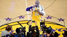 Ekspresi emosional Kobe Bryant setelah pertandingan terakhirnya bersama Los Angeles Lakers melawan Utah Jazz di Los Angeles, California, AS, (13/4/2016). Kobe Bryant pensiun dari basket setelah NBA musim ini berakhir. (AFP/Frederic J. Brown)