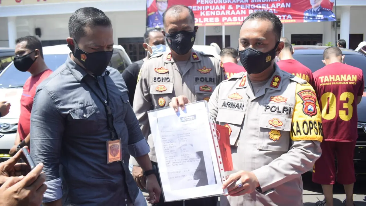 Polisi menangkap pelaku penggelapan mobil rental di Pasuruan. (Dian Kurniawan/Liputan6.com)
