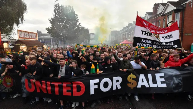 Foto: Demo Keluarga Glazer oleh Fans MU Sambut Kedatangan Casemiro di Old Trafford