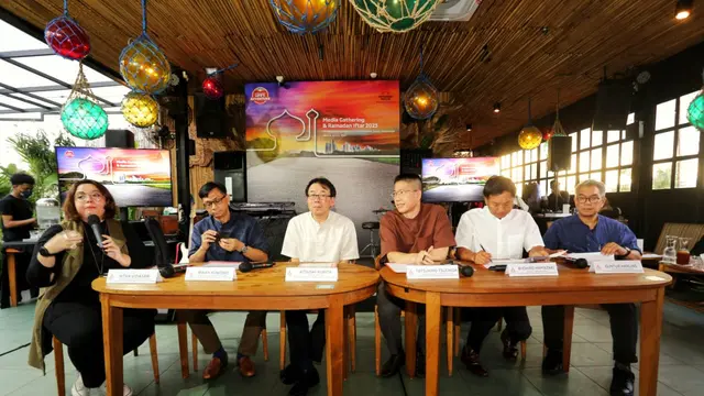 Pembalap mobil Rifat Sungkar hadir di acara buka puasa bareng MMKSI