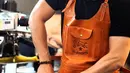 Potret Nino Fernandez saat meracik kopi untuk pelanggannya bak seorang baristas profesional! (Liputan6.com/IG/ninojkt)