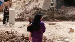 Militer Israel memerintahkan warga Palestina untuk meninggalkan rumah mereka selama operasi Israel di kamp pengungsi Tulkarem di barat laut Tepi Barat yang diduduki pada 2 Mei 2025. (Jaafar ASHTIYEH/AFP)